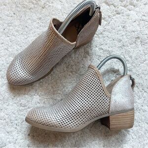 Sofft Canobie Metallic Silver Ankle Booties Size 6 Perforated Leather Block Heel